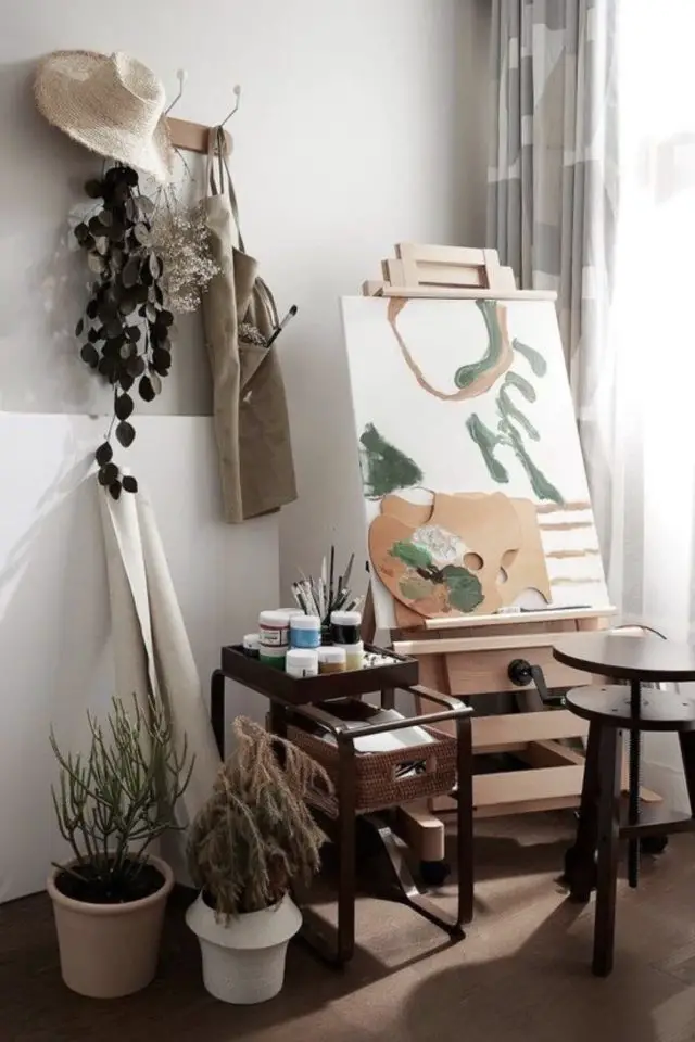 atelier creatif rangement deco idee chevalet peinture peintre à côté d'une fenêtre lumière du jour