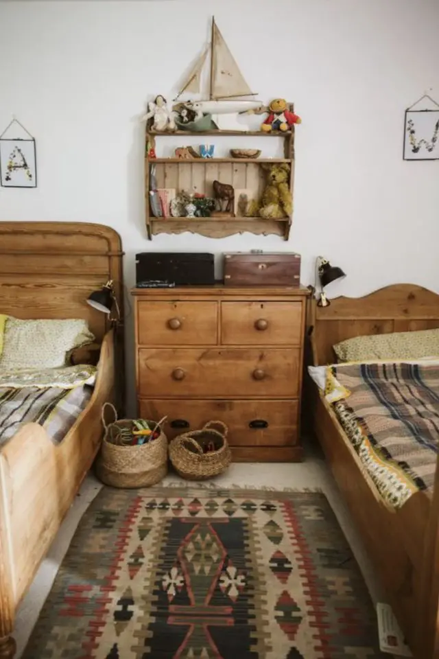 chambre enfant deco recup exemple chambre double lit ancien en bois commode en guise de table de chevet