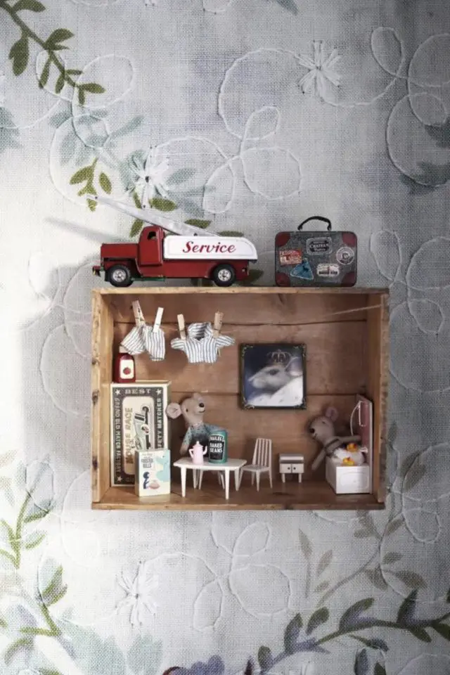 chambre enfant deco recup exemple petite caisse en bois accrochée au mur petite maison de poupée mise en scène