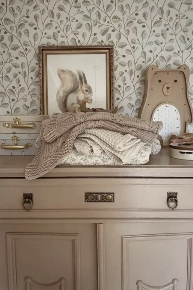 chambre fille theme animaux foret détail au dessus de la commode écureuil ourson couleur beige neutre