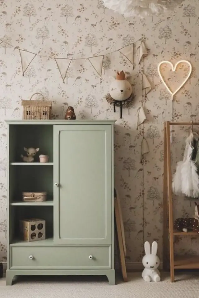 chambre fille theme animaux foret trophée mural ourson armoire couleur vert sauge papier peint beige floral