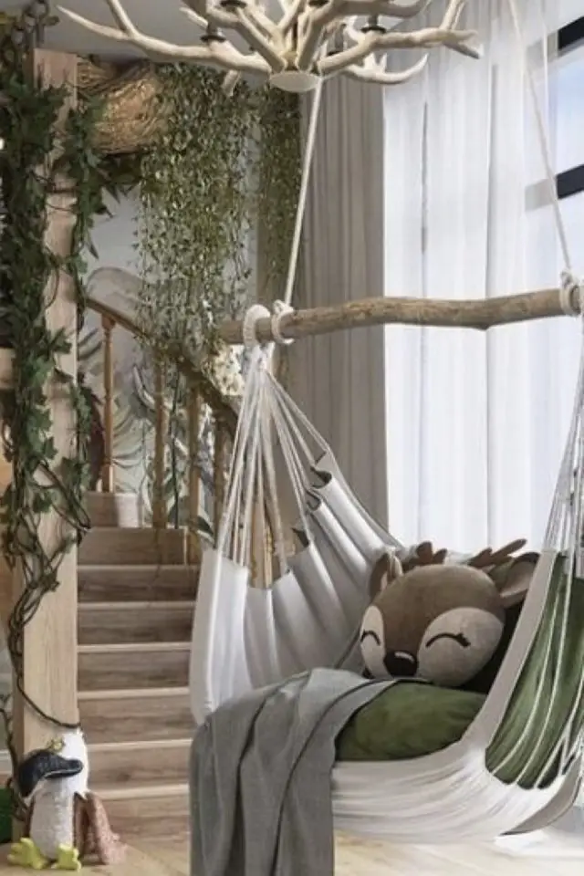 chambre fille theme animaux foret hamac pour enfant branche de bois coussin cerf couleurs naturelles