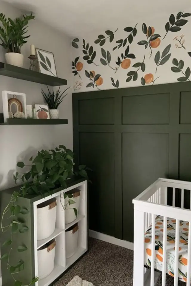 chambre fille theme nature exemple moulure soubassement peinture vert sauge motif orange bébé lit à barreaux blanc