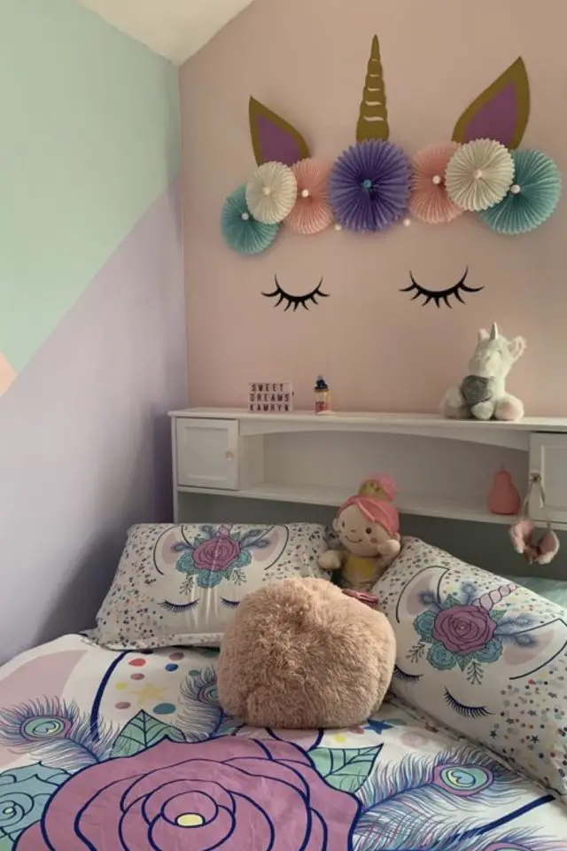 chambre fillette theme licorne arc en ciel peinture murale mélange couleur pastel accent décor facile au dessus tête de lit parure imprimée