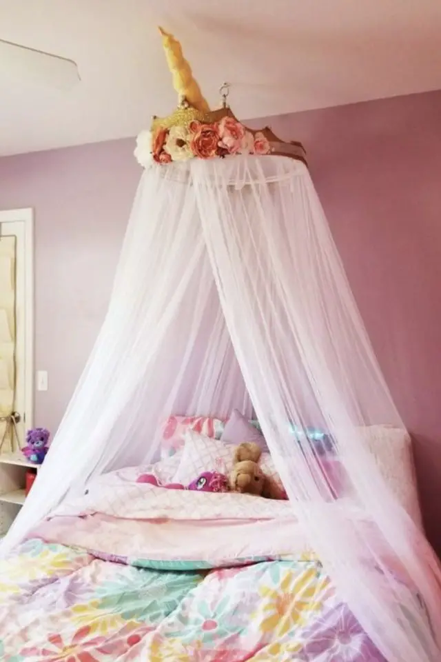 chambre fillette theme licorne arc en ciel rose ciel de lit en voile blanc décor unicorn