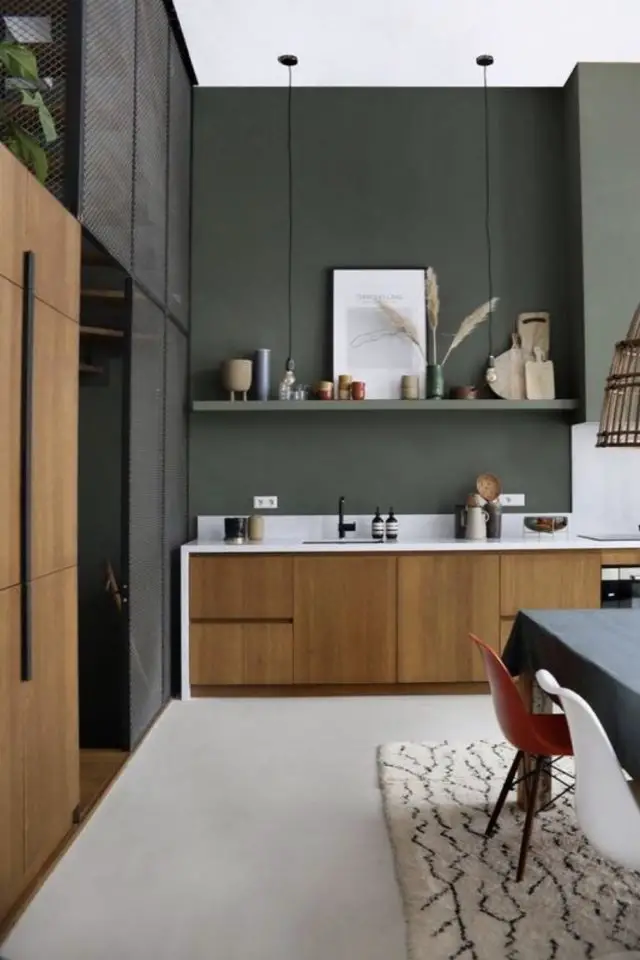 deco interieure couleur kaki exemple cuisine moderne et chic meuble en bois plan de travail blanc mobilier anthracite peinture