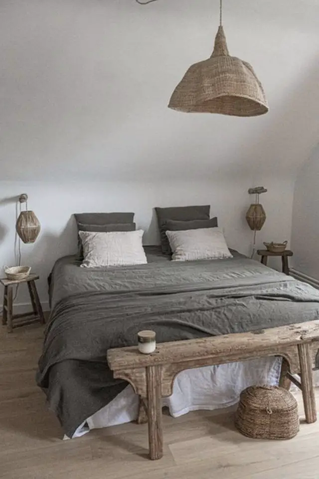 deco interieure couleur kaki exemple chambre à coucher style nature banc usé en bois peinture blanche linge de lit