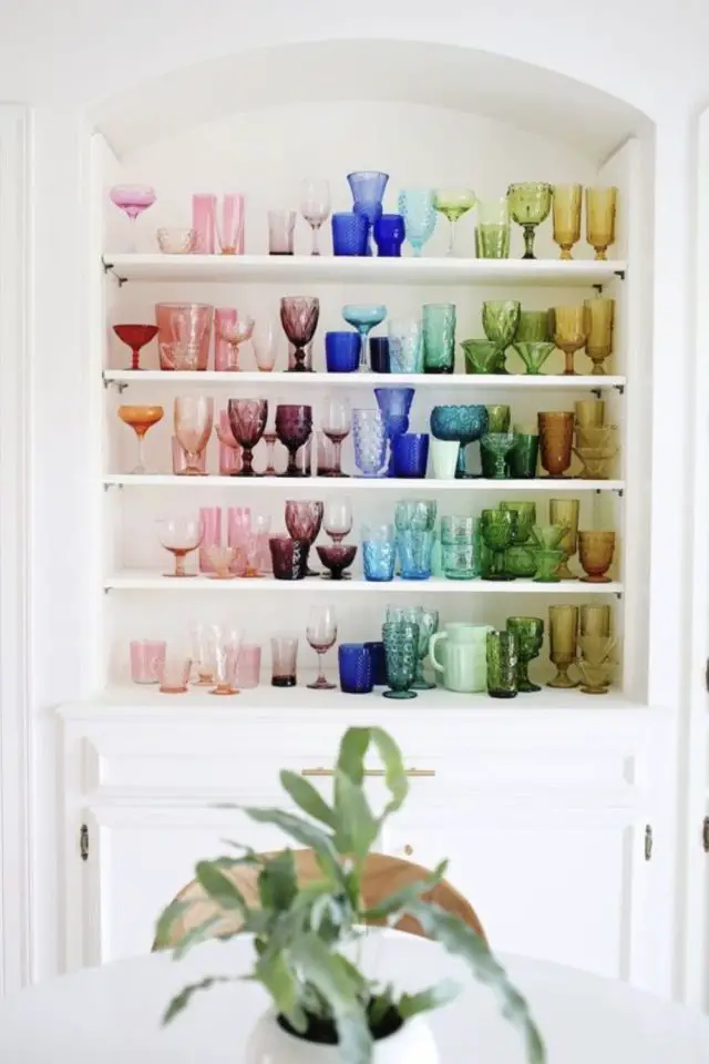deco texture verre tendance vaisselle colorée multicolore étagère salle à manger