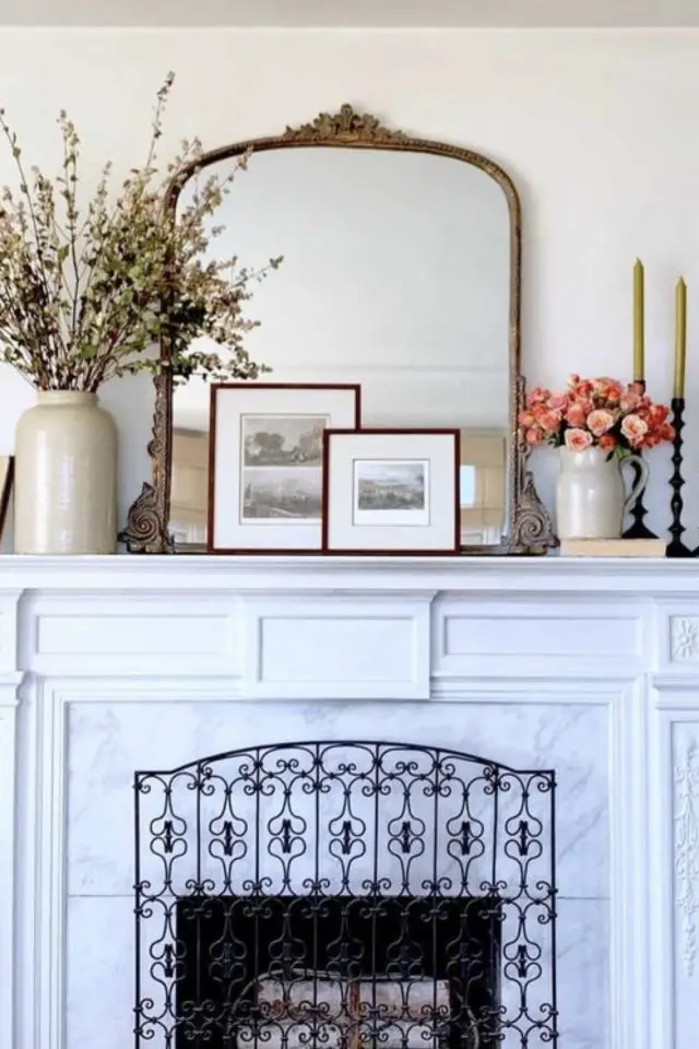 decor cheminee classique chic exemple grand miroir ancien posé sur linteau superposition cadres photos vases neutre fleur