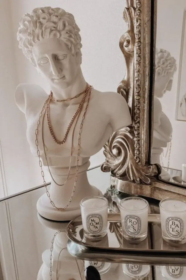 decor interieur art statue buste porte-bijoux collier improvisé miroir ancien commode chambre à coucher classique chic