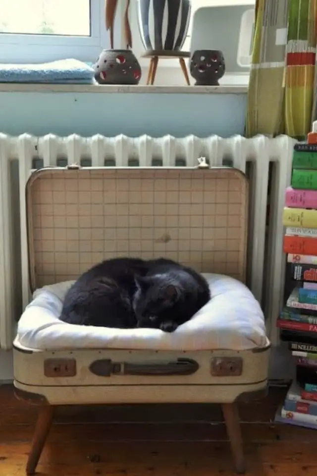 decoration recup valise vintage panier pour chat facile à faire pas cher coussin valisette