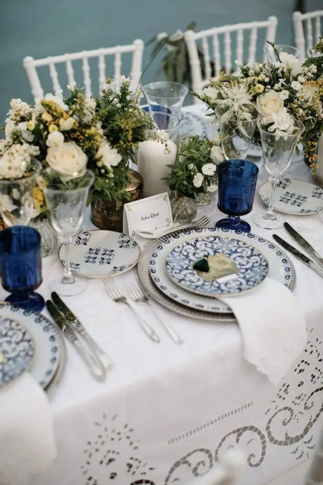 decoration voyage grece exemple décor de table vaisselle élégante blanche et bleue
