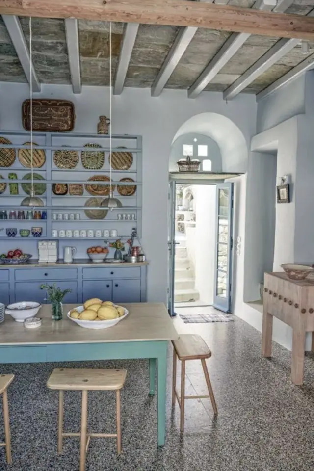 decoration voyage grece exemple cuisine blanche et bleu grand vaisselier ancien familial