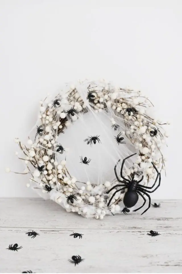 exemple DIY facile deco halloween couronne de porte blanche toile d'araignée