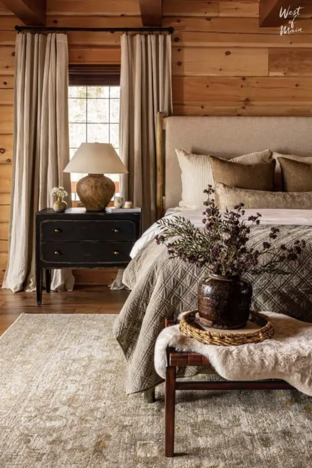 exemple chambre decor chalet montagne revêtement mural lambris bois tête de lit textile beige tais descente de lit linge neutre cosy