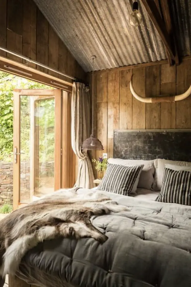 exemple chambre decor chalet montagne baie vitrée nature linge de lit chaleureux cosy cocon bois