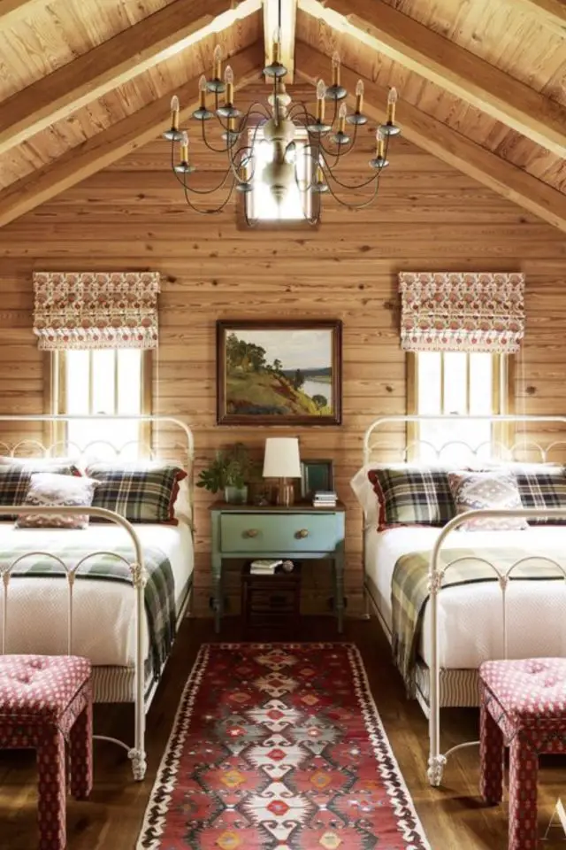 exemple chambre decor chalet montagne lits double descente de lit lambris bois naturel petite fenêtre