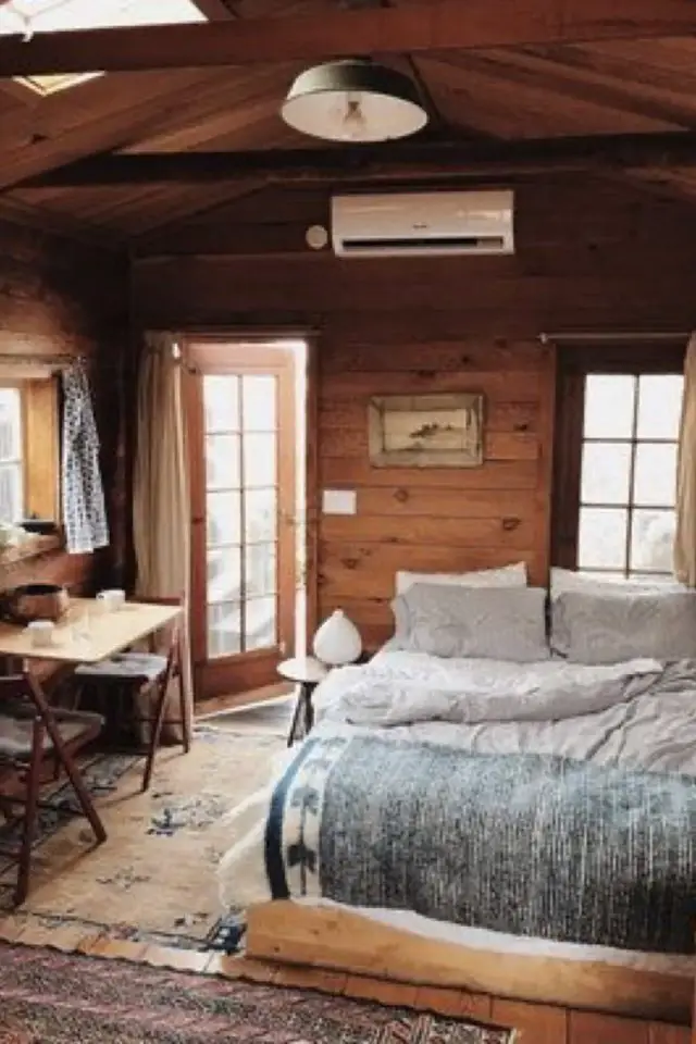 exemple chambre decor chalet montagne espace sommeil parental lambris mural bois cosy cocon bureau lumière naturelle porte vitrée