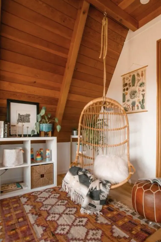 exemple chambre decor chalet montagne fauteuil en rotin suspendu cosy coussin plaid fourrure
