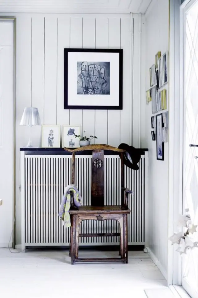 exemple coffrage radiateur decoration pan de mur entrée lambris élégant blanc sobre