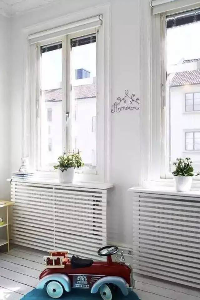 exemple coffrage radiateur decoration tasseaux peint en blanc sous les fenêtres