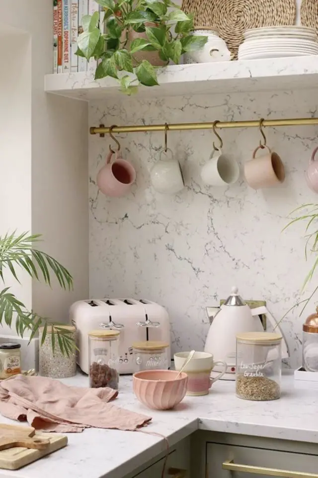 exemple cuisine en marbre féminine élégante chic accessoire objets décoratif rose pastel