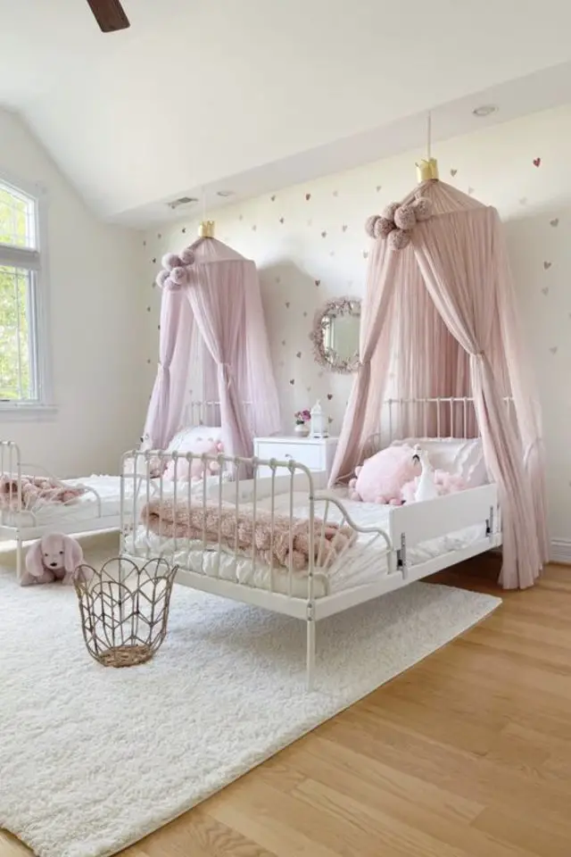 exemple deco chambre fille princesse double lit blanc en métal avec ciel de lit rose