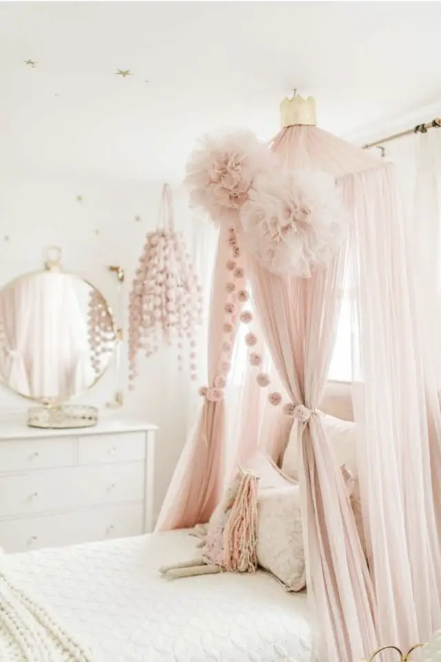 exemple deco chambre fille princesse ciel de lit rose pastel pompons papier peint blanc miroir doré