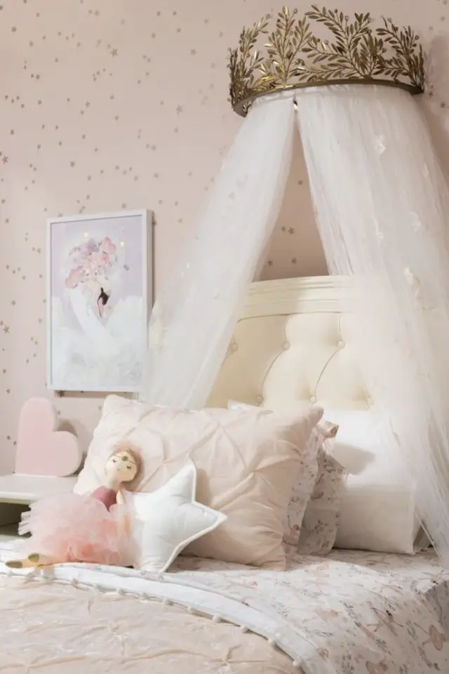 exemple deco chambre fille princesse ciel de lit diadème de reine 