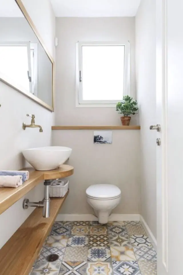 exemple deco lumineuse claire toilettes peinture beige détail bois sol carreaux de ciment