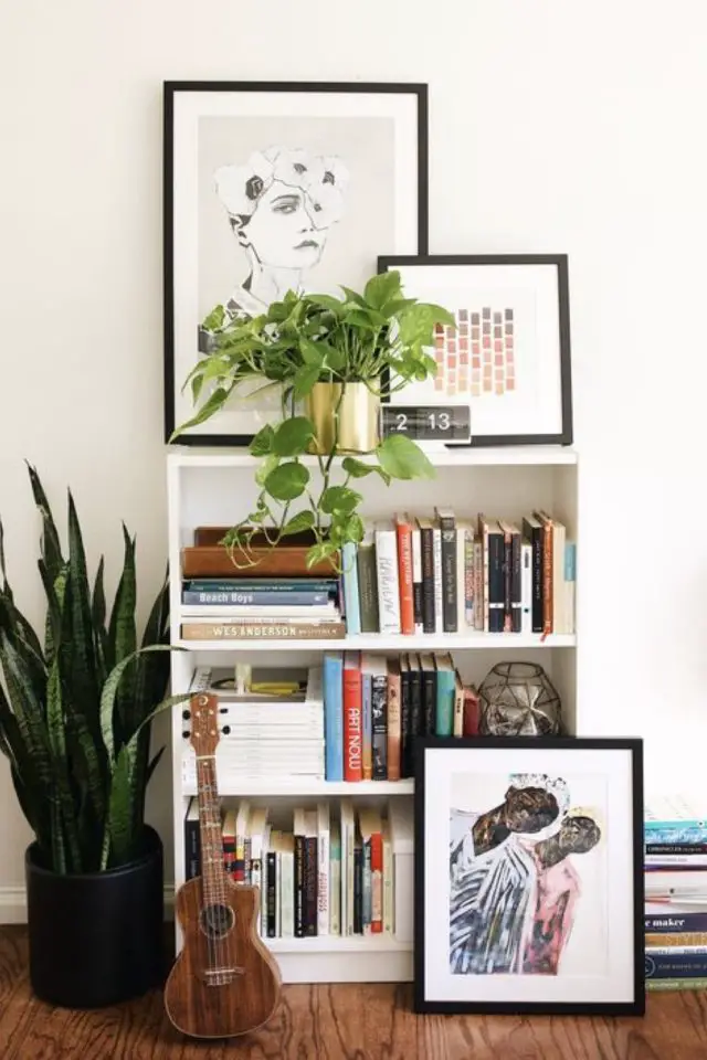 exemple deco petite bibliotheque petit meuble blanc rangement cadres et plante moderne à poser
