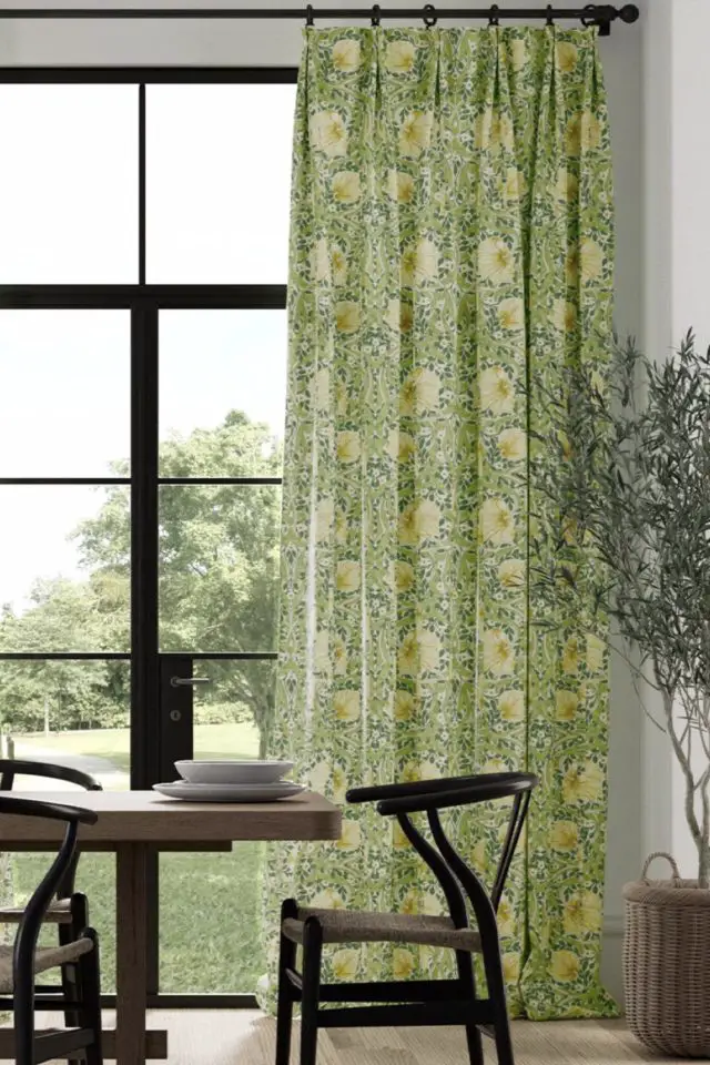 exemple decoration interieur arts and crafts rideaux textiles classique chic élégant couleur fraiche vert et jaune