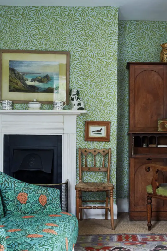 exemple decoration interieur arts and crafts papier peint décor classique chic élégant salon séjour motif feuillage vert
