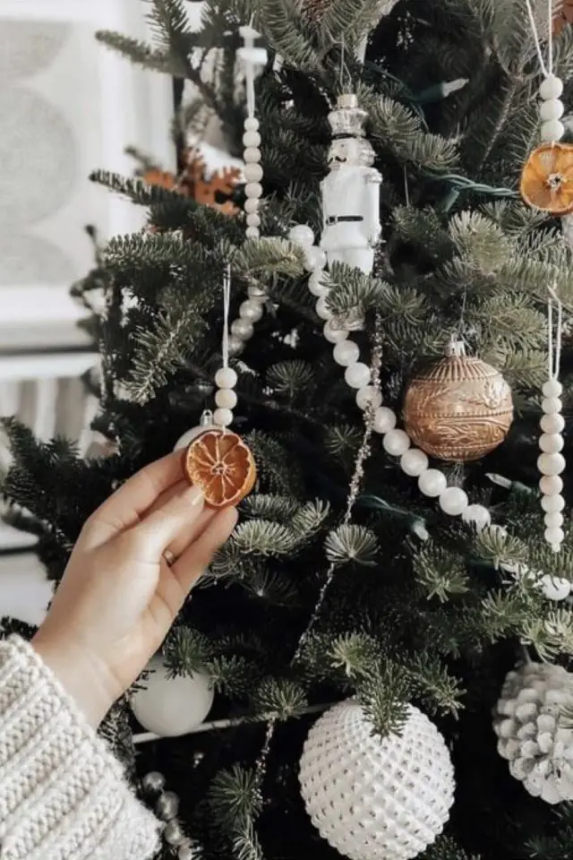 exemple decoration sapin style scandinave naturel tranche d'orange séchées boule en pin guirlande DIY facile à faire