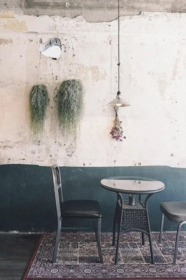exemple tendance deco trash wall peinture soubassement usé petite table vintage plantes suspendues