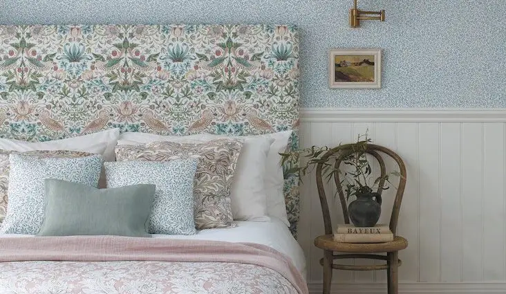 histoire decoration mouvement arts and crafts style classique chic motif végétal floral chambre à coucher textile papier peint