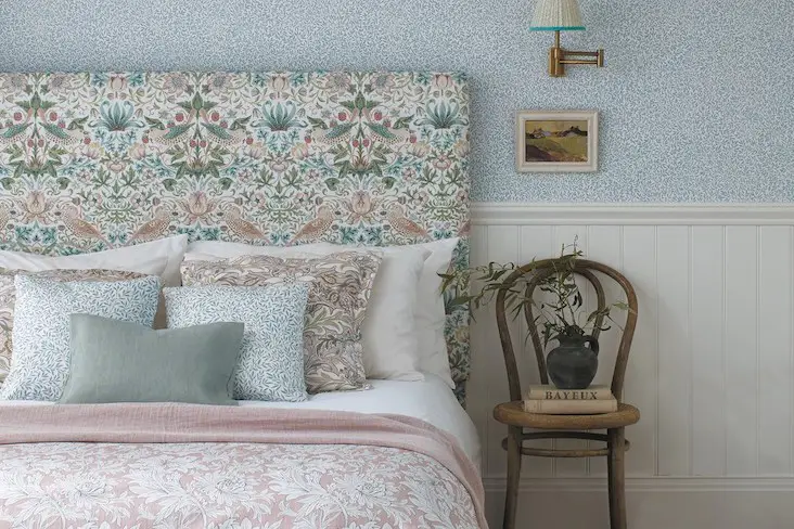 histoire decoration mouvement arts and crafts style classique chic motif végétal floral chambre à coucher textile papier peint