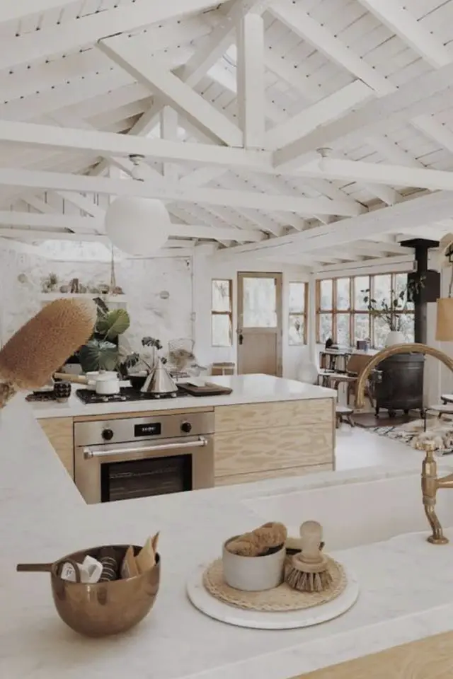 poutre plafond en pente exemple grand espace ouvert cuisine pièce de vie blanc moderne