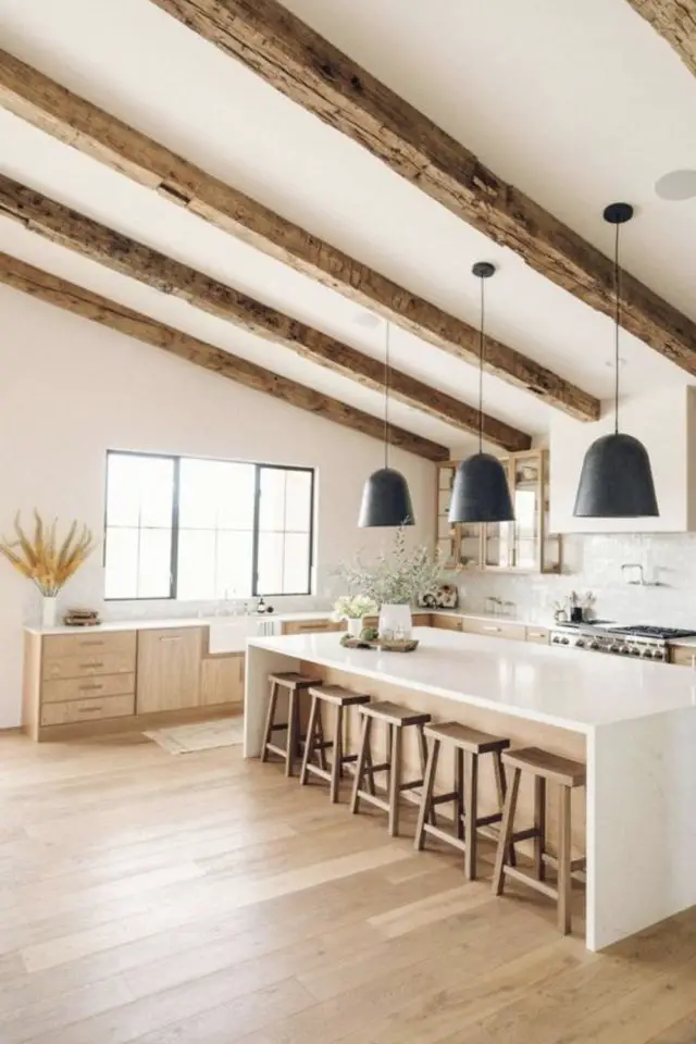poutre plafond en pente exemple en bois cuisine moderne épurée luminaire combles