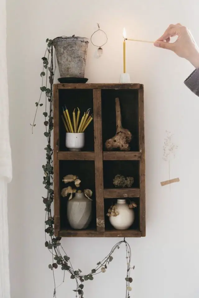 rangement deco pratique exemple petit meuble mural en bois accessoire objet décoratif bougie vases