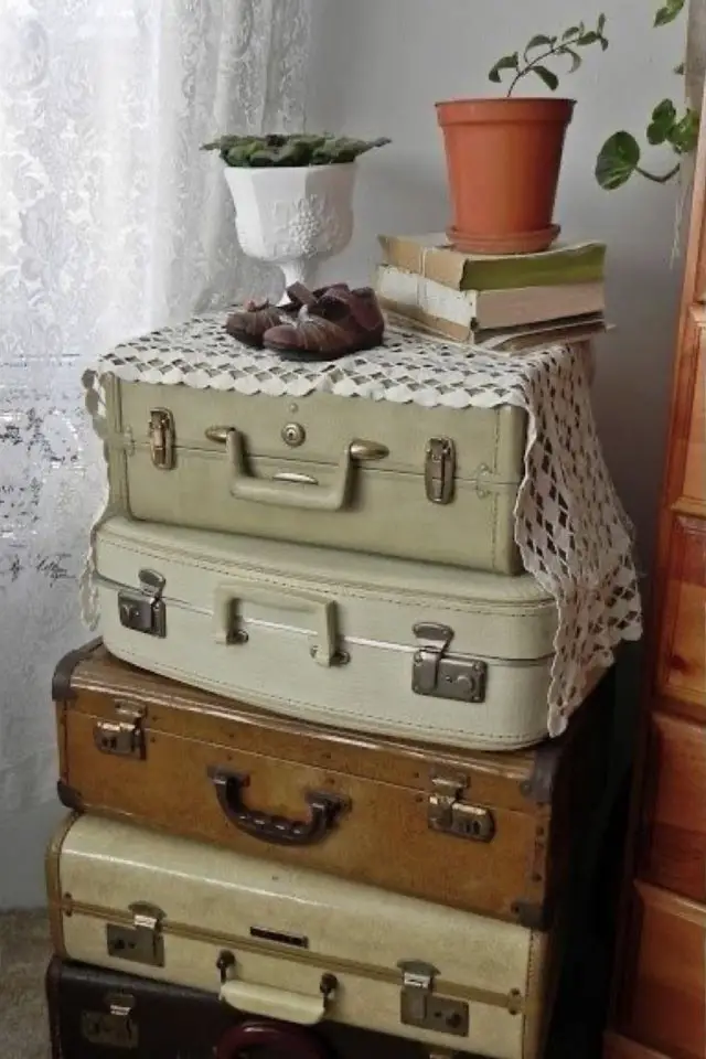 recycler valise ancienne exemple décoration intérieur esprit brocante superposition objets vintage