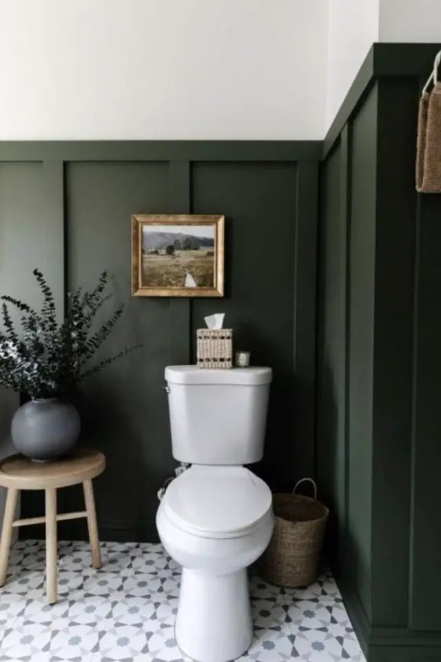 renovation wc plus lumiere soubassement vert kaki sol clair à motif vintage
