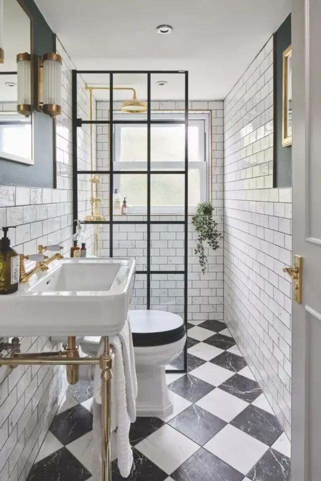 renovation wc plus lumiere salle de bain tout en longueur sol noir et blanc carrelage