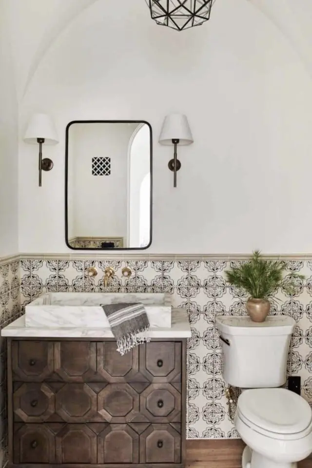 salle de bain carrelage mural motif chic soubassement motif rond classique toilettes et meuble vasque