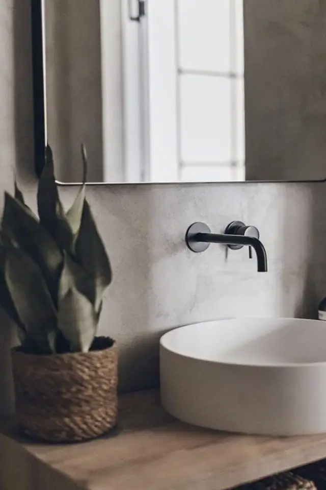 salle de bain moderne effet beton exemple élégance chic vasque blanche crédence miroir simple