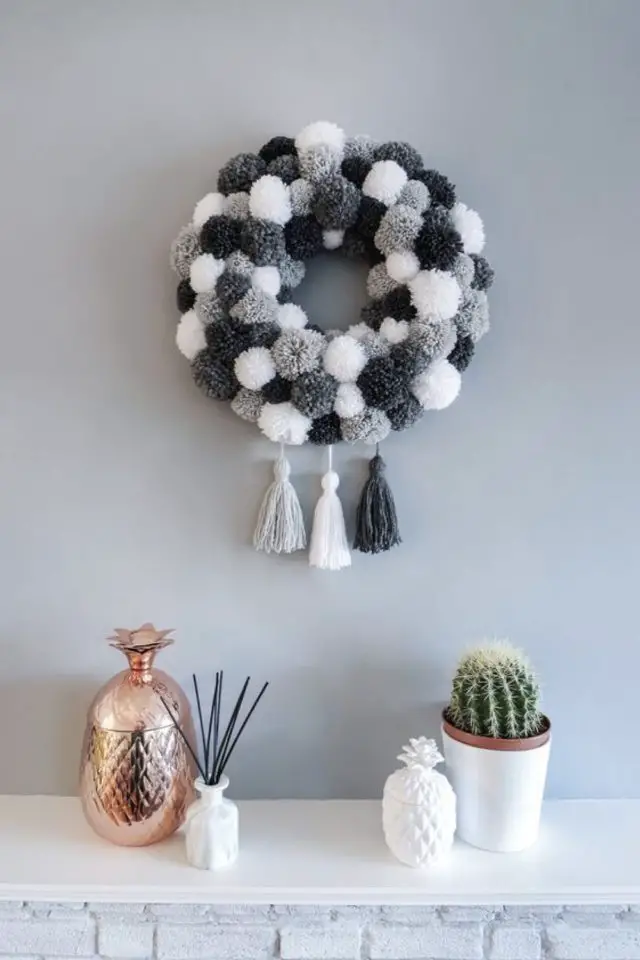 DIY noel decoration en laine couronne pompons gris noir et blanc exemple à faire soi même