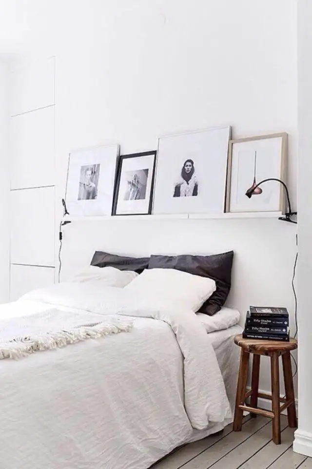 alternative lampe de chevet exemple clipsée sur étagère murale au dessus du lit gain de place