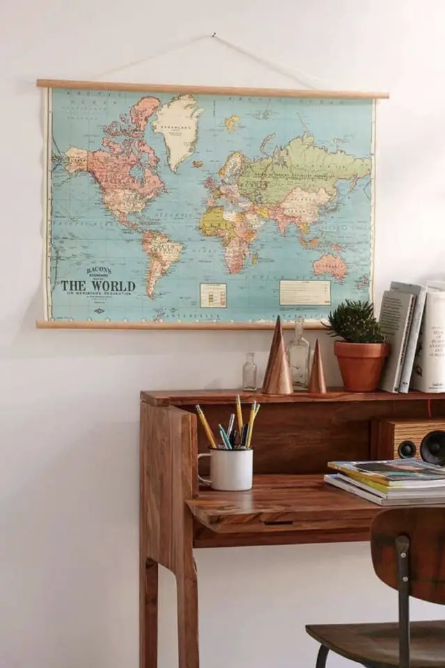 carte vintage planisphere deco interieur exemple petit bureau en bois ancien déco mur