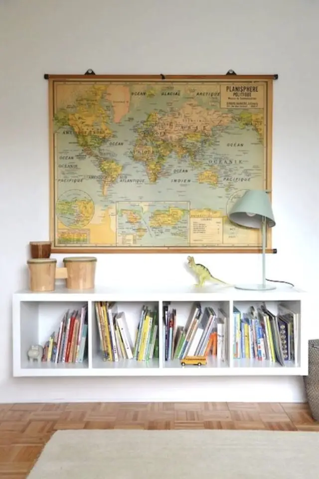 carte vintage planisphere deco interieur exemple mix and match ancien et moderne étagère blanche fixée au mur