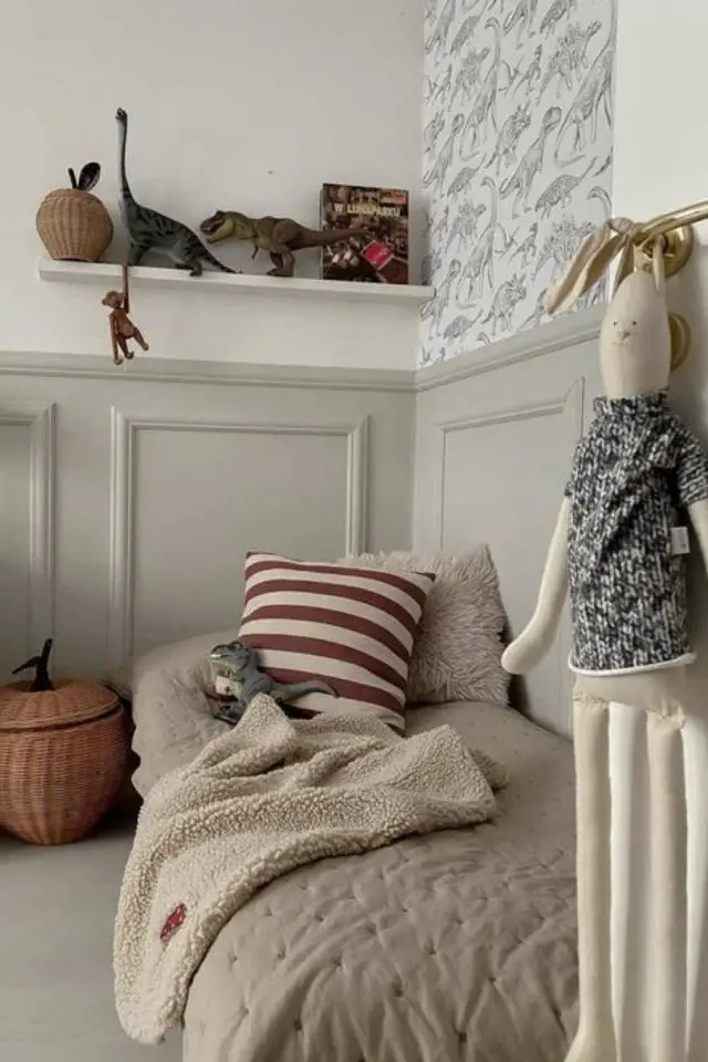 chambre enfant cosy moderne exemple soubassement peinture et moulure couleur gris perle couverture polaire douceur